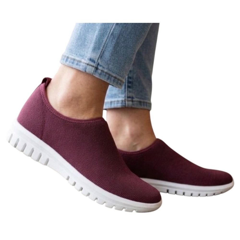 Blondo Sneaker Size 8 Burgundy Red Knit Pull On Waterproof Shoes
